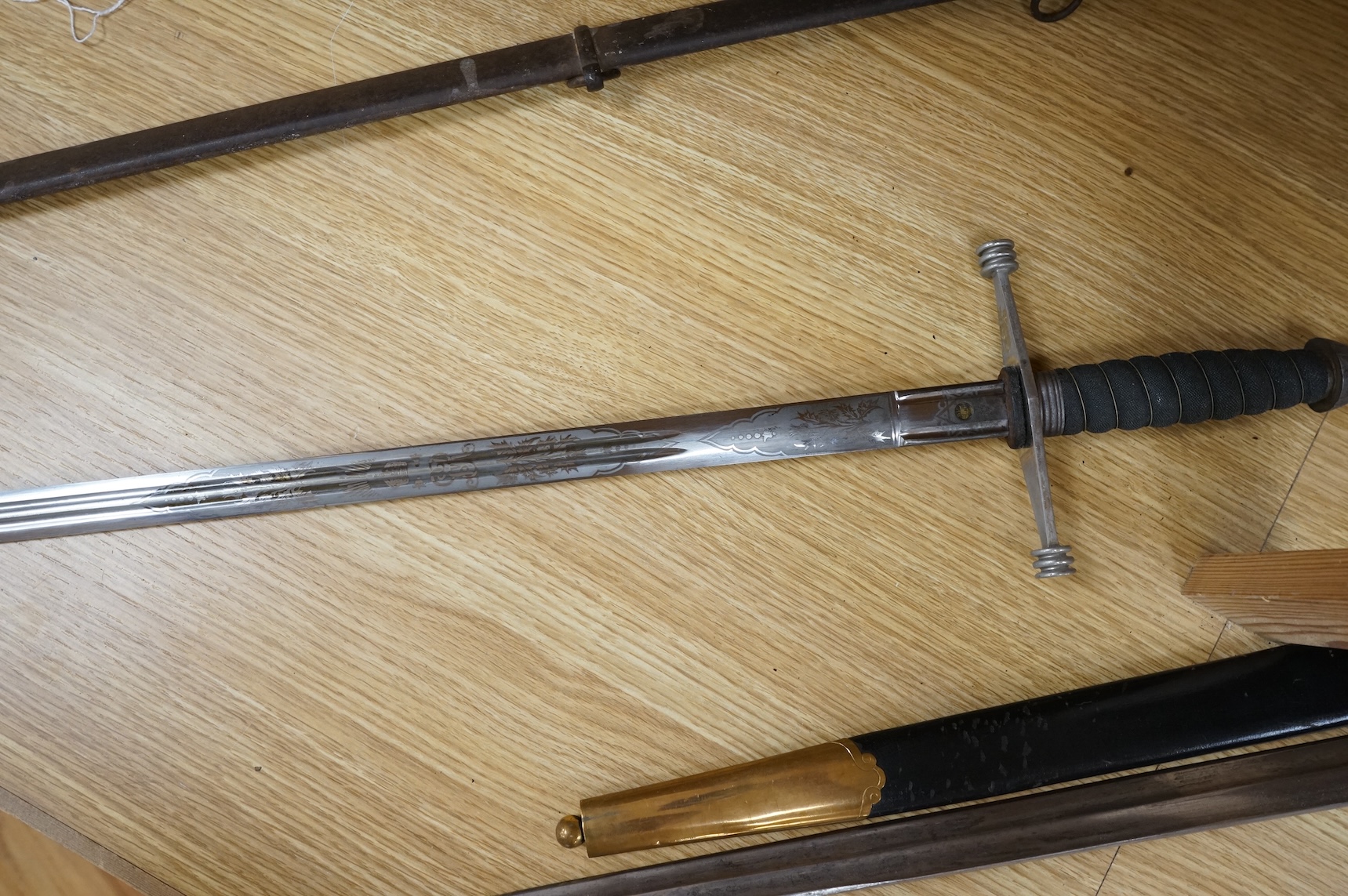World War I Scottish infantry officer’s undress sword, etched and polished regulation blade with crowned GVR cipher and regulation cruciform hilt, in its steel scabbard